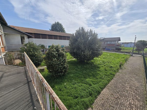 casa indipendente in vendita a Fara Novarese