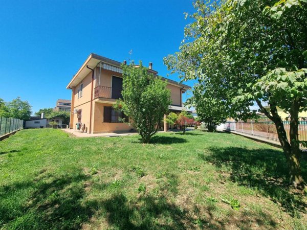 casa indipendente in vendita a Fara Novarese