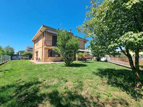casa indipendente in vendita a Fara Novarese