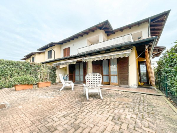 casa indipendente in vendita a Fara Novarese