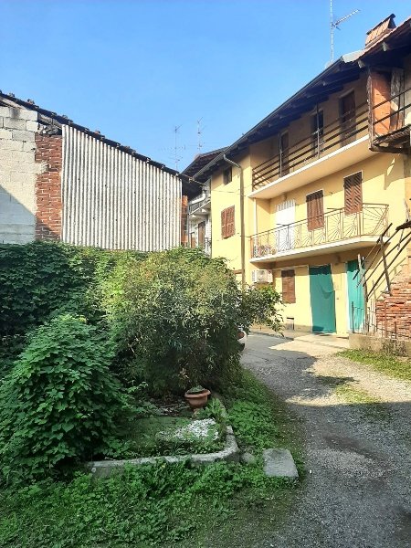 casa indipendente in vendita a Fara Novarese