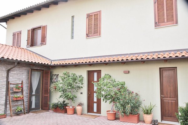 casa indipendente in vendita a Fara Novarese