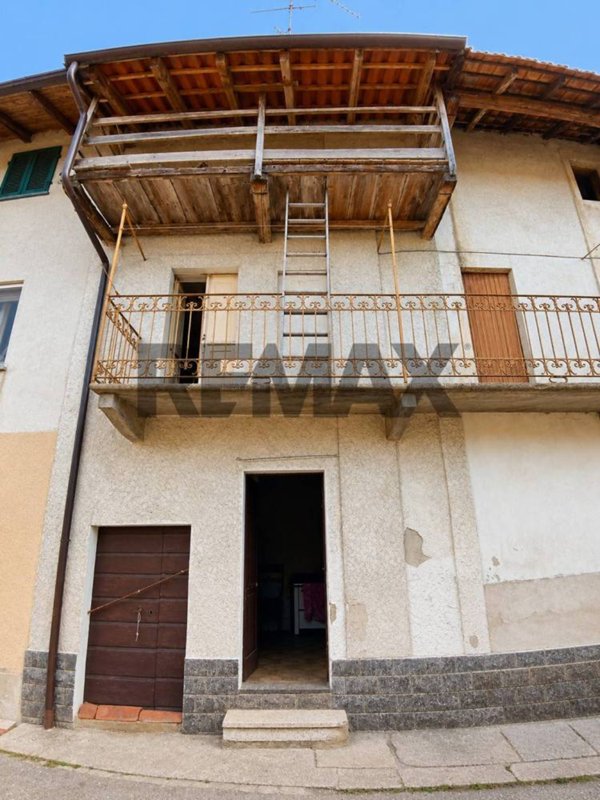 casa indipendente in vendita a Fara Novarese