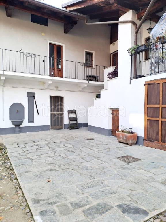 casa indipendente in vendita a Fara Novarese