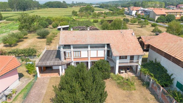 casa indipendente in vendita a Fara Novarese