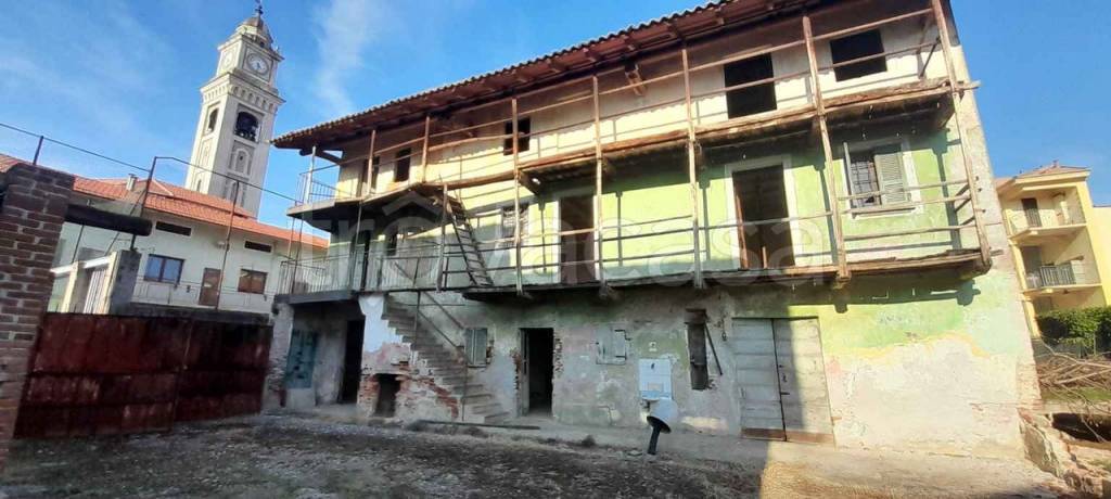 casa indipendente in vendita a Fara Novarese