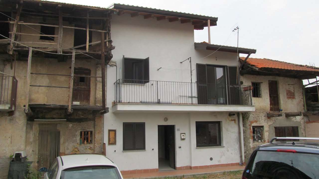 bifamiliare in vendita a Fontaneto d'Agogna in zona Cacciana