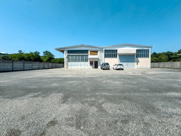 capannone in vendita a Fontaneto d'Agogna