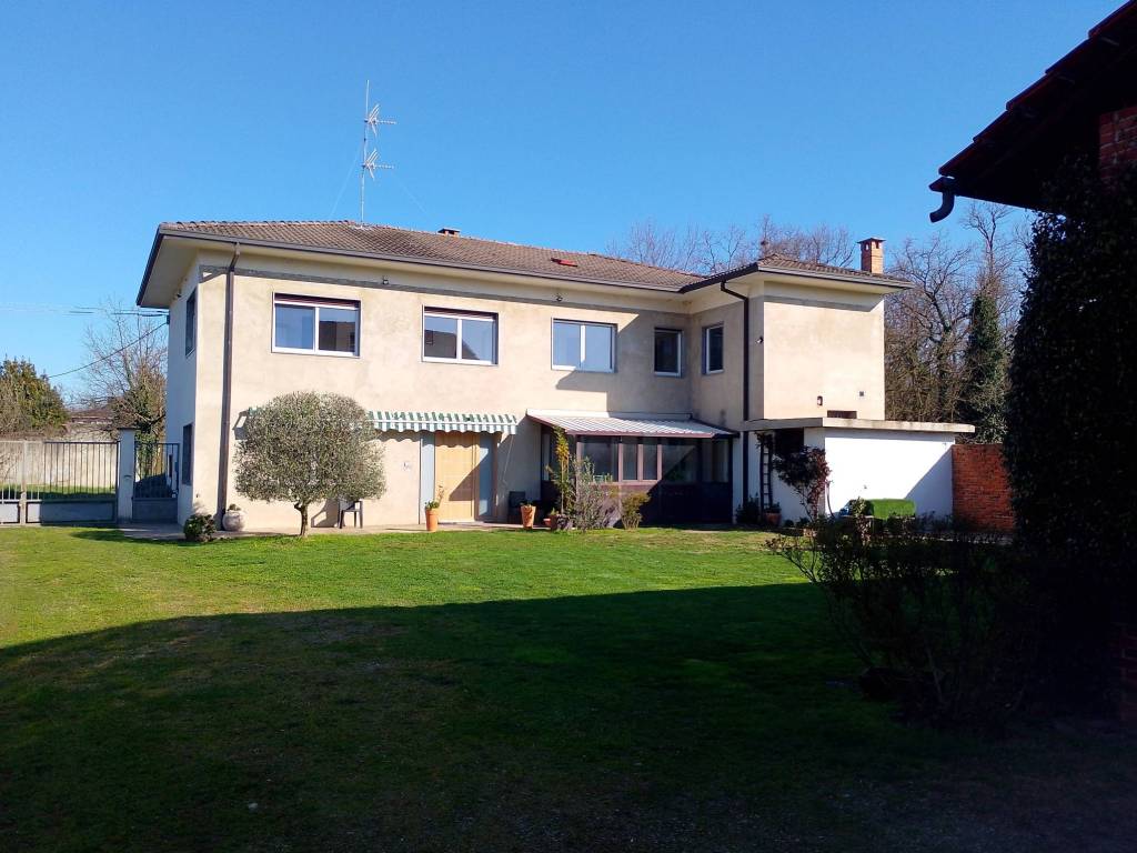 casa indipendente in vendita a Fontaneto d'Agogna