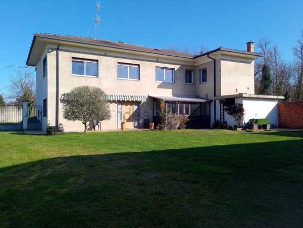 casa indipendente in vendita a Fontaneto d'Agogna