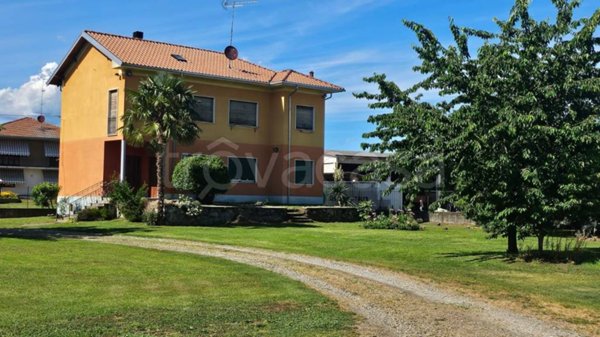 casa indipendente in vendita a Fontaneto d'Agogna in zona Baraggia