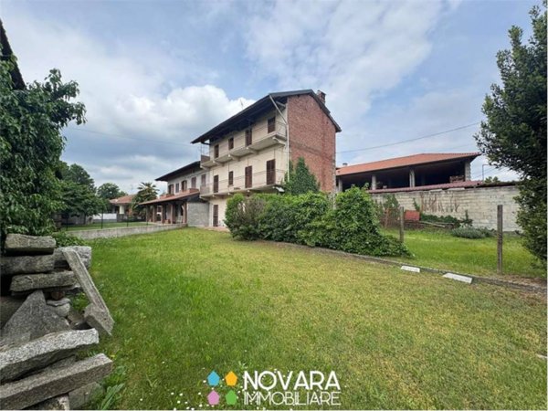 casa indipendente in vendita a Fontaneto d'Agogna in zona Tuvina