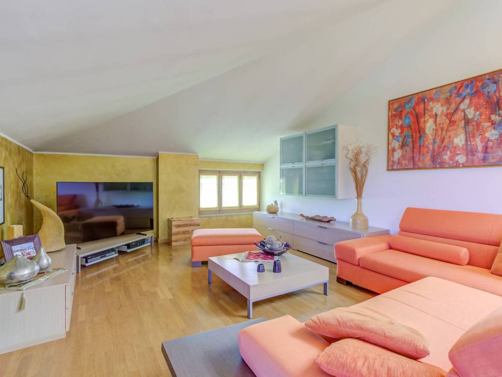 casa indipendente in vendita a Fontaneto d'Agogna in zona Tapulino