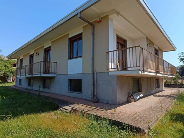 casa indipendente in vendita a Fontaneto d'Agogna in zona Baraggia