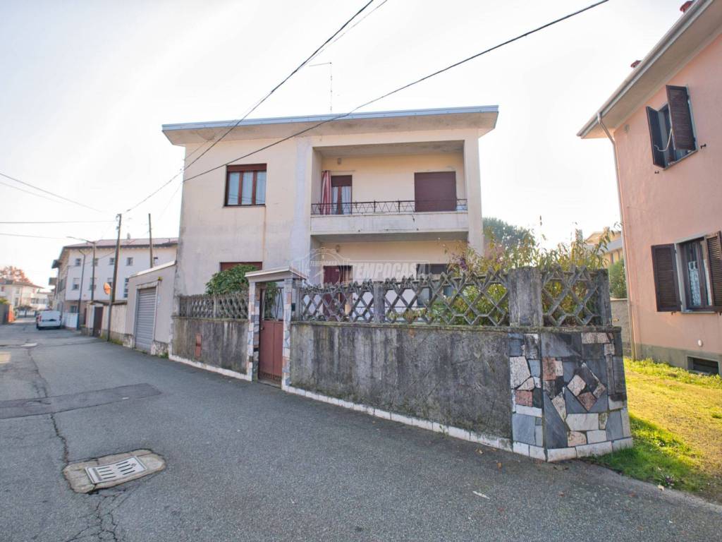 casa indipendente in vendita a Galliate