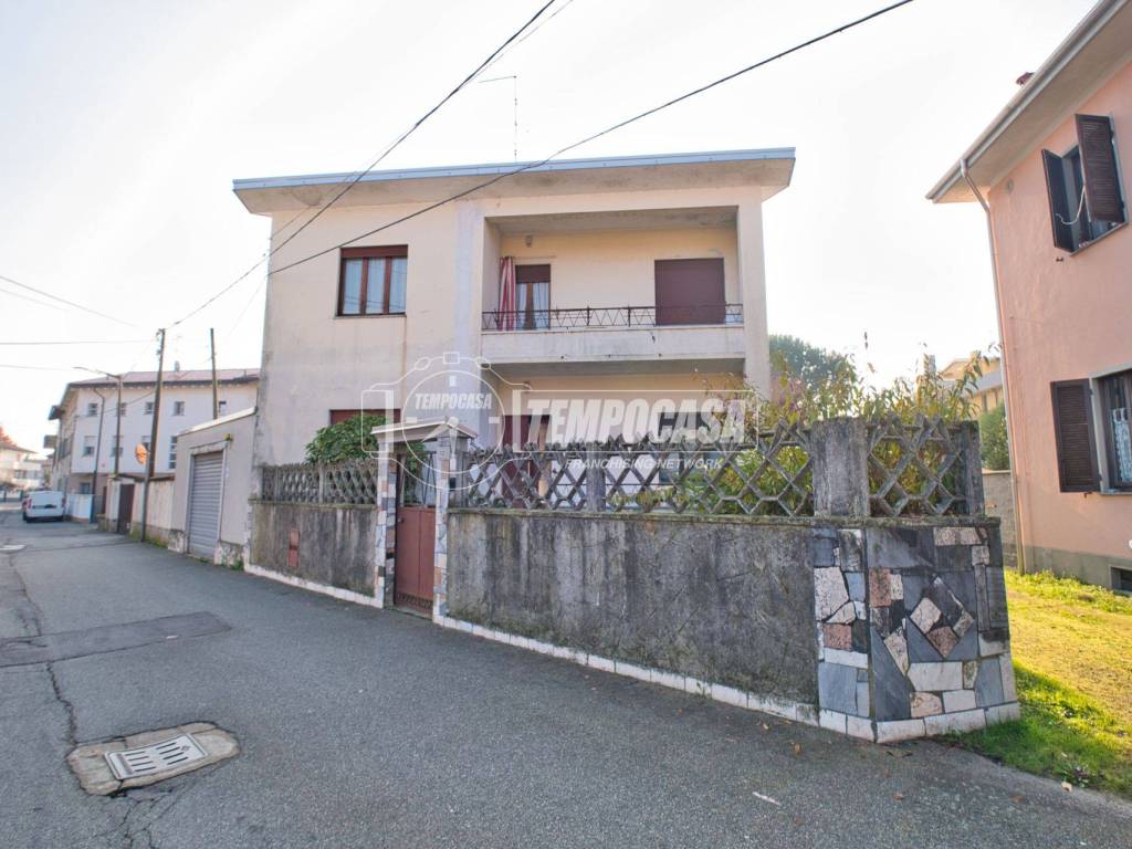 casa indipendente in vendita a Galliate
