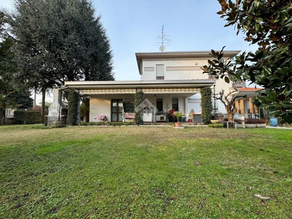 casa indipendente in vendita a Galliate