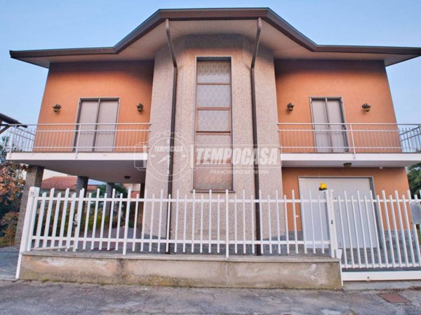 casa indipendente in vendita a Galliate