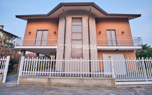 casa indipendente in vendita a Galliate