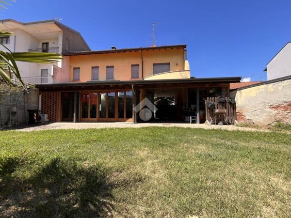 casa indipendente in vendita a Galliate