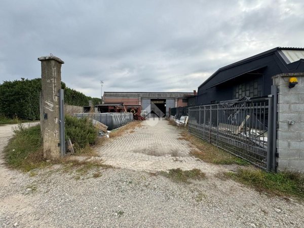 capannone in vendita a Galliate