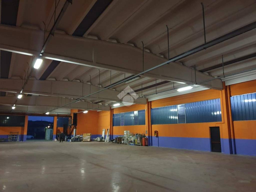 locale commerciale in vendita a Galliate