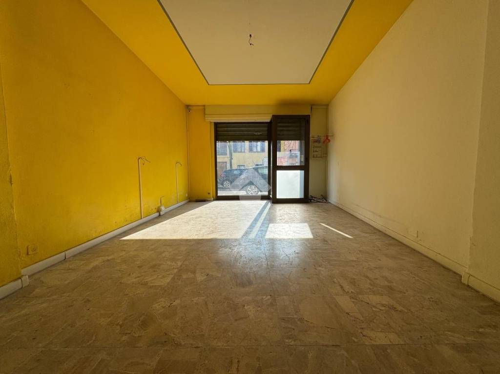 negozio in vendita a Galliate