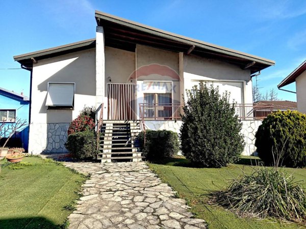 casa indipendente in vendita a Galliate