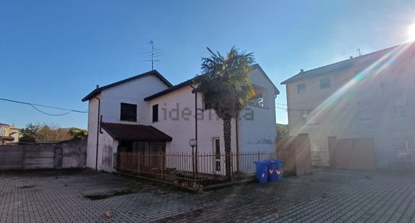 capannone in vendita a Galliate