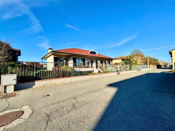 casa indipendente in vendita a Galliate