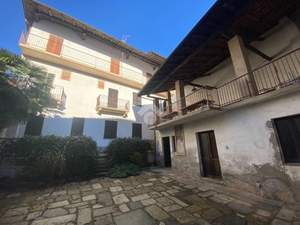 casa indipendente in vendita a Gozzano in zona Auzate