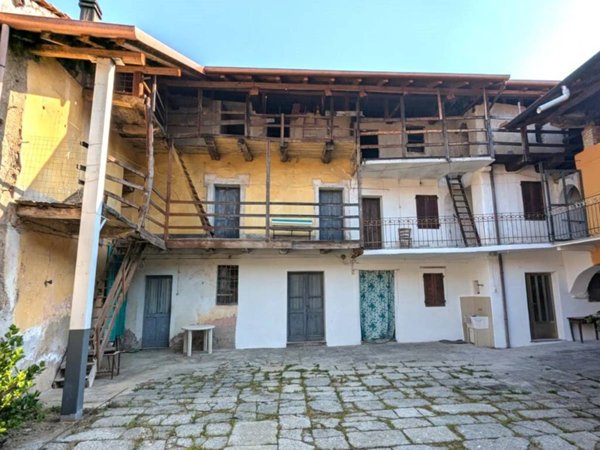 casa indipendente in vendita a Gozzano in zona Auzate