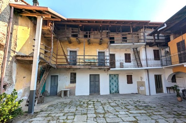 casa indipendente in vendita a Gozzano in zona Auzate