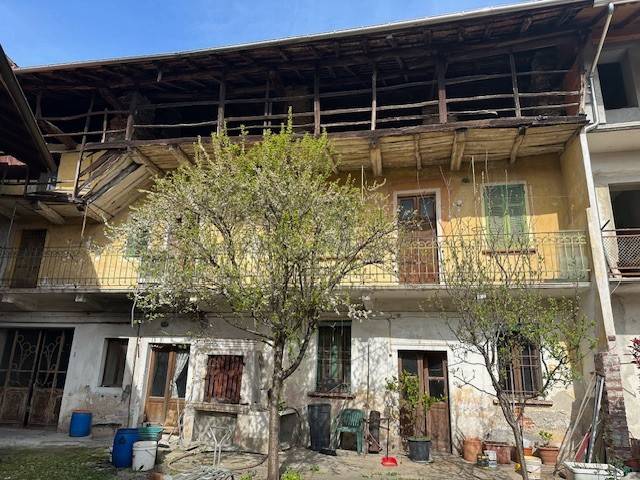casa indipendente in vendita a Gozzano in zona Auzate