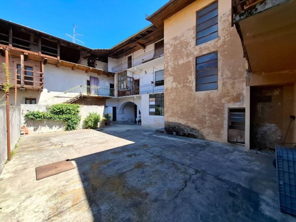 casa indipendente in vendita a Gozzano in zona Auzate