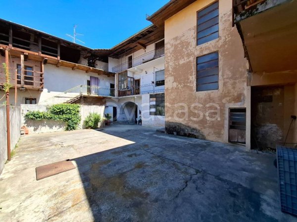 casa indipendente in vendita a Gozzano in zona Auzate