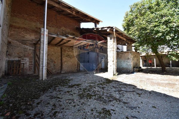 casale in vendita a Gozzano in zona Auzate