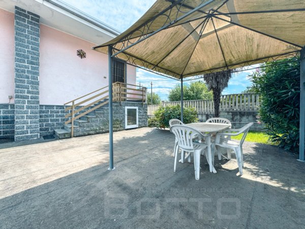 casa indipendente in vendita a Gozzano in zona Bugnate