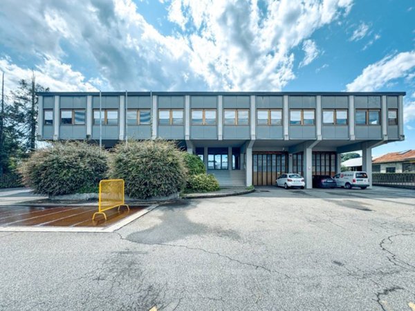 locale commerciale in vendita a Gozzano in zona Auzate