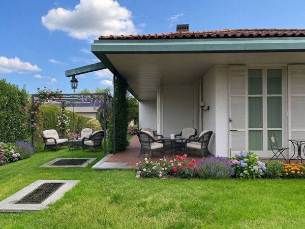 casa indipendente in vendita a Gozzano in zona Auzate