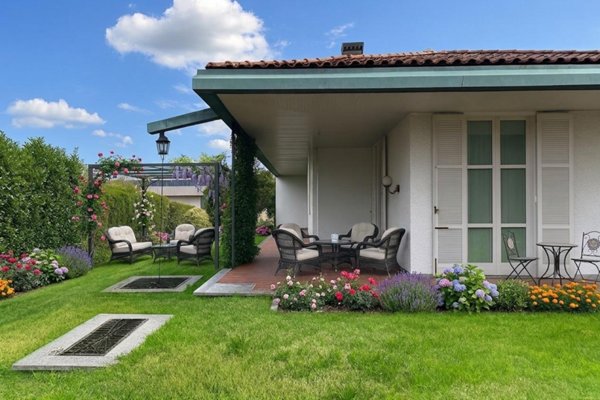 casa indipendente in vendita a Gozzano in zona Auzate