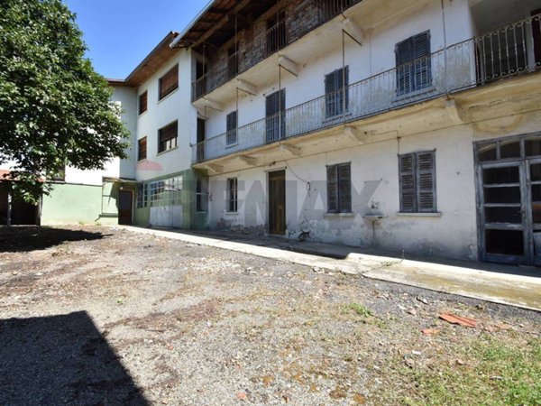 casa indipendente in vendita a Gozzano in zona Auzate