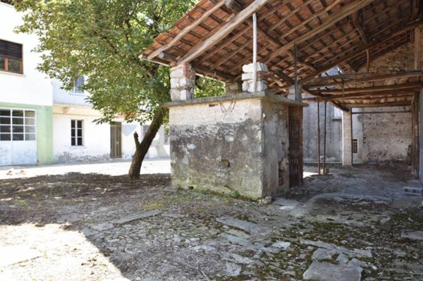 casa indipendente in vendita a Gozzano in zona Auzate