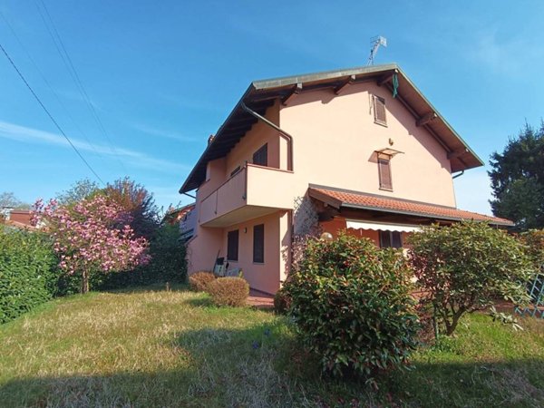 casa indipendente in vendita a Gozzano