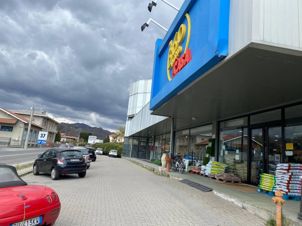 negozio in vendita a Gozzano