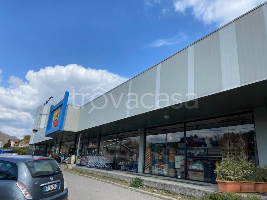 negozio in vendita a Gozzano