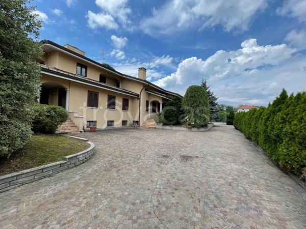 casa indipendente in vendita a Gozzano in zona Auzate