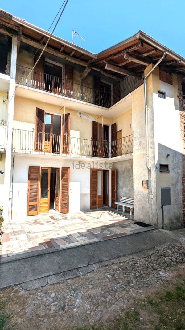 casa indipendente in vendita a Gozzano in zona Auzate