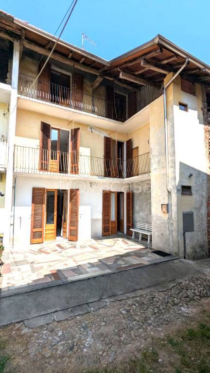 casa indipendente in vendita a Gozzano in zona Auzate