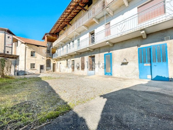 casa indipendente in vendita a Gozzano in zona Auzate